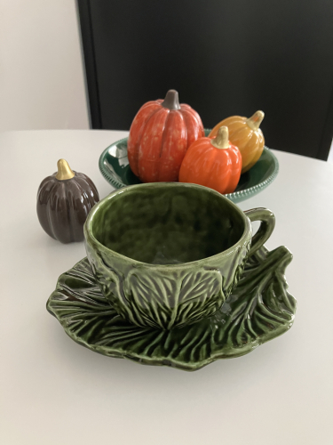 Barbotine : Tasse à décor de feuilles de chou