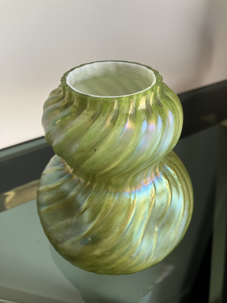 Vase Loetz en verre irisé